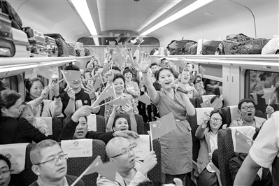 10月1日，乘客們在列車上共同慶祝新中國成立70周年。 蘭州局集團供圖